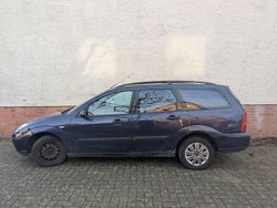 Blau Gebraucht 1999 Ford Focus Ghia Kombi | 400 € (Fairer Preis)