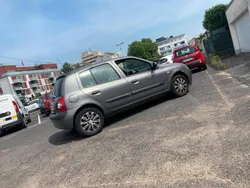 Grau Gebraucht 2004 Renault Clio II Kleinwagen | 750 €