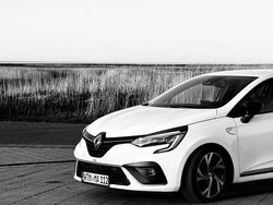 Weiß Gebraucht 2023 Renault Clio V R.S. Limousine | 17.500 € (Etwas zu teuer)