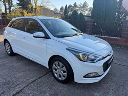 Weiß Gebraucht 2016 Hyundai i20 Trend Limousine | 7.490 € (Fairer Preis)