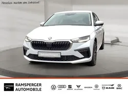 Weiß (moonweiß perleffekt) Gebraucht 2024 Skoda Scala Drive Kleinwagen | 24.990 € (Fairer Preis)