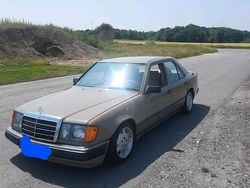 Beige Gebraucht 1987 Mercedes E230 Limousine | 3.700 €