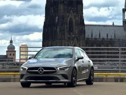 Grau Gebraucht 2019 Mercedes CLA220 Shooting Brake Kombi | 22.990 € (Fairer Preis)