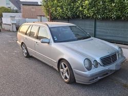 Silber Gebraucht 2001 Mercedes E220 Elegance Kombi | 2.000 €