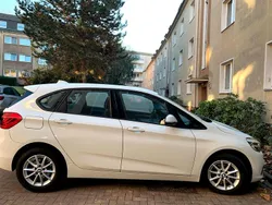 Weiß Gebraucht 2016 BMW 218 Active Tourer Advantage Van / Kleinbus | 10.500 € (Fairer Preis)