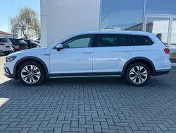 Weiß Gebraucht 2023 VW Passat Alltrack Kombi | 31.980 € (Guter Preis)