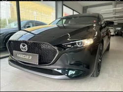 Jet black Neu 2025 Mazda 3 Nagisa Limousine | 31.990 € (Fairer Preis)