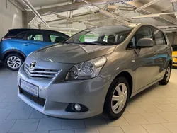 Grau Gebraucht 2011 Toyota Verso Edition Van / Kleinbus | 5.499 € (Fairer Preis)