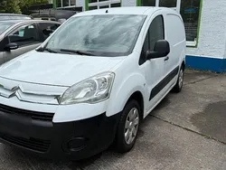 Weiß Gebraucht 2010 Citroën Berlingo Van / Kleinbus | 1.990 € (Teuer)