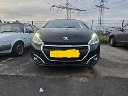 Schwarz Gebraucht 2016 Peugeot 208 Kleinwagen | 3.250 € (Guter Preis)