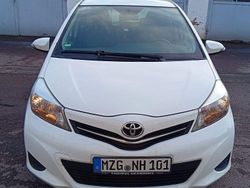 Weiß Gebraucht 2014 Toyota Yaris Edition Limousine | 7.700 € (Fairer Preis)