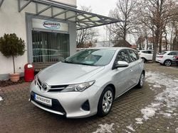 Silber Gebraucht 2015 Toyota Auris Cool Limousine | 8.900 € (Fairer Preis)
