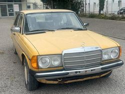 Gelb Gebraucht 1981 Mercedes 200 Kleinwagen | 1.999 €