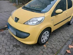 Gelb Gebraucht 2006 Peugeot 107 Kleinwagen | 2.300 €