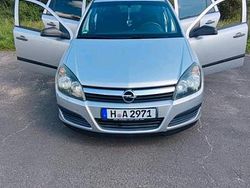 Silber Gebraucht 2005 Opel Astra Kombi | 1.600 €