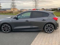 Grau Gebraucht 2018 Ford Focus ST-Line Limousine | 14.499 €