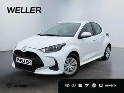 Pure) white ii (weiss Gebraucht 2023 Toyota Yaris Comfort Limousine | 13.990 € (Guter Preis)