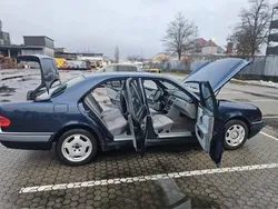Blau Gebraucht 1998 Mercedes E240 Limousine | 2.200 € (Fairer Preis)