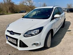 Weiß Gebraucht 2014 Ford Focus Titanium Limousine | 5.999 € (Teuer)