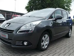 Grau Gebraucht 2013 Peugeot 5008 Style Van / Kleinbus | 3.900 € (Fairer Preis)