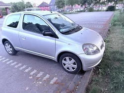 Silber Gebraucht 2002 Toyota Yaris Kleinwagen | 1.600 € (Etwas zu teuer)