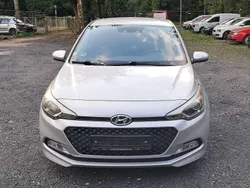 Sleek silver / met Gebraucht 2015 Hyundai i20 Intro Edition Limousine | 6.900 € (Guter Preis)
