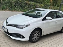 Weiß Gebraucht 2016 Toyota Auris Hybrid Limousine | 10.500 € (Guter Preis)