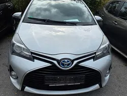 Silber Gebraucht 2015 Toyota Yaris Hybrid Comfort Limousine | 8.200 € (Fairer Preis)