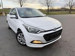 Weiß Gebraucht 2015 Hyundai i20 GO! Limousine | 5.799 € (Fairer Preis)