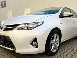 Weiß Gebraucht 2015 Toyota Auris Hybrid Edition Limousine | 11.999 € (Etwas zu teuer)