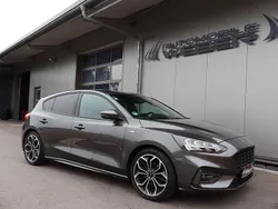 Grau Gebraucht 2019 Ford Focus ST-Line Limousine | 15.985 € (Guter Preis)