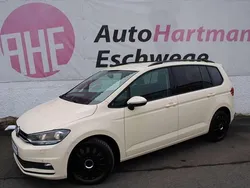 Hellelfenbein Gebraucht 2020 VW Touran Trendline Van / Kleinbus | 20.780 €