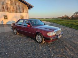 Rot Gebraucht 1990 Mercedes E200 Limousine | 4.150 €