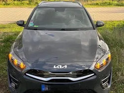 Grau Gebraucht 2022 Kia Ceed Sportswagon Kombi | 23.250 € (Etwas zu teuer)
