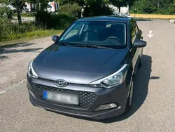 Grau Gebraucht 2016 Hyundai i20 Kleinwagen | 8.900 € (Fairer Preis)
