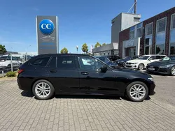Black sapphire Gebraucht 2022 BMW 320 Shadowline Kombi | 30.400 € (Superpreis)