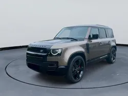 Braun Gebraucht 2024 Land Rover Defender SUV | 93.250 € (Teuer)