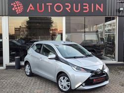 Silber Gebraucht 2016 Toyota Aygo X-play Kleinwagen | 5.999 €