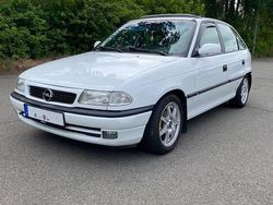 Weiß Gebraucht 1997 Opel Astra Limousine | 4.095 € (Teuer)