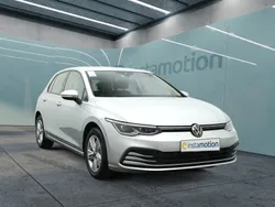 Silber Gebraucht 2023 VW Golf VIII Life Limousine | 23.799 € (Fairer Preis)