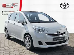 Weiss Gebraucht 2014 Toyota Verso-S Life Van / Kleinbus | 10.880 € (Teuer)
