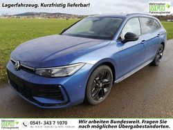 Reefblau metallic Neu 2025 VW Passat R-line Kombi | 46.890 € (Superpreis)