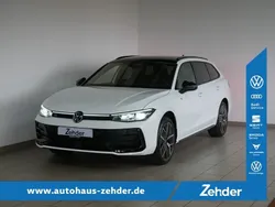 Pure white grenadillschwarz... Gebraucht 2024 VW Passat R-line Kombi | 49.938 €