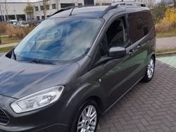 Grau Gebraucht 2015 Ford Tourneo Courier Titanium Van / Kleinbus | 6.450 € (Teuer)