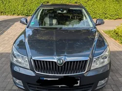 Grau Gebraucht 2012 Skoda Octavia Elegance Kombi | 8.000 € (Fairer Preis)