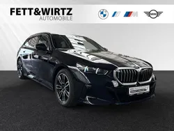 Carbonschwarz metallic Gebraucht 2024 BMW 520 M Sport Kombi | 53.499 € (Superpreis)