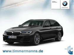Saphirschwarz (metallic) Gebraucht 2022 BMW 530 Shadowline Kombi | 45.890 € (Teuer)