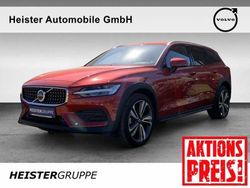 Rot (fusion red metallic) Gebraucht 2023 Volvo V60 CC Plus Kombi | 44.490 € (Teuer)