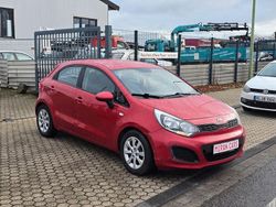 Rot Gebraucht 2014 Kia Rio FIFA World Cup Edition Limousine | 2.999 € (Superpreis)