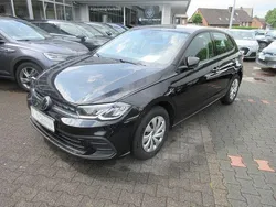 Deep black (metallic) Gebraucht 2024 VW Polo Life Limousine | 19.988 € (Guter Preis)